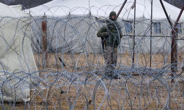 Một binh sĩ Ukraine canh gác ở biên giới. Ảnh: Reuters