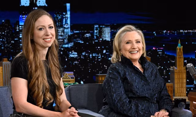 Bà Hillary Clinton tiết lộ từng bỏ quên con gái trong Điện Kremlin