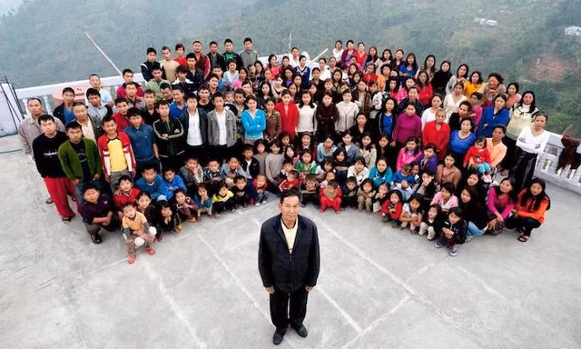 Ông Ziona Chana cùng các vợ, con, cháu. Ảnh: India Today