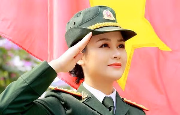 Huyền Sâm, sinh năm 1987, hiện công tác tại Nhà hát kịch nói Quân đội. 