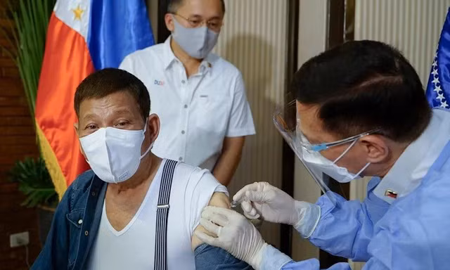 Ông Duterte tiêm vắc xin hôm 3/5. Ảnh: AP