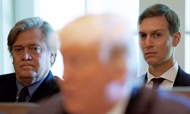 Ông Steve Bannon (trái) và con rể Tổng thống Trump - Jared Kushner (phải) nhìn về phía Tổng thống. Ảnh: Reuters