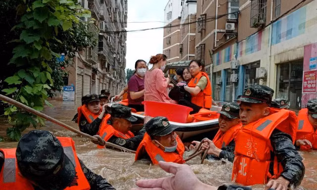Người dân Tuỳ Châu (Hồ Bắc) đi sơ tán hôm 12/8. Ảnh: Reuters