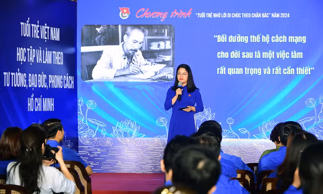 Giao lưu tiếp lửa truyền thống 'Tuổi trẻ nhớ lời Di chúc theo chân Bác'