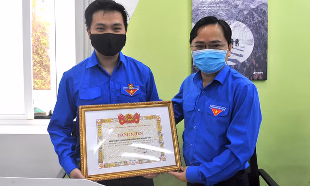 Bí thư thường trực T.Ư Đoàn Nguyễn Anh Tuấn trao tặng bằng khen Đoàn Thanh niên VNPT-IT