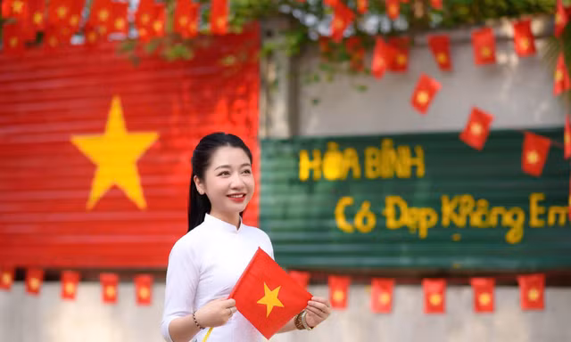 Hòa bình đẹp lắm 'phủ đỏ' muôn triệu trái tim