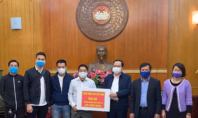 Game thủ "Chim sẻ đi nắng" Nguyễn Đức Bình cùng đồng đội chụp ảnh lưu niệm sau khi hoàn tất thủ tục ủng hộ. - Ảnh: Website MTTQ Việt Nam