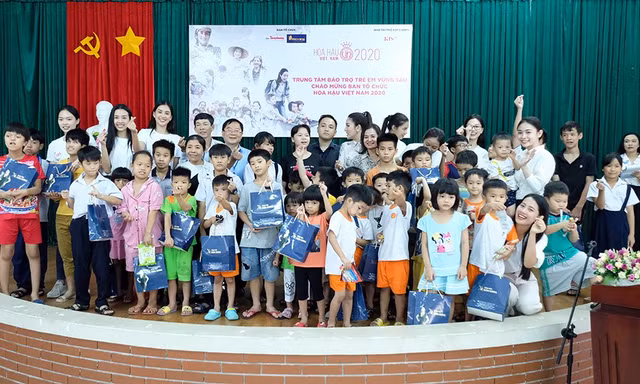 Ban tổ chức Hoa hậu Việt Nam thăm, tặng quà Trung tâm bảo trợ trẻ em Vũng Tàu