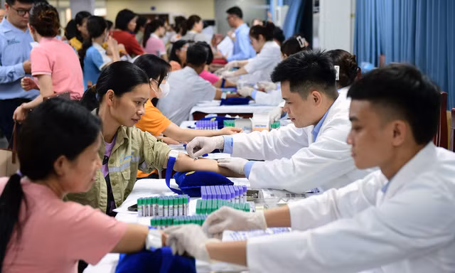 'Chiến binh áo trắng' cùng AI khám sàng lọc, chăm sóc sức khoẻ cộng đồng