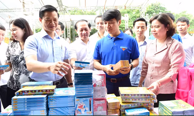 Khám bệnh, tư vấn sức khỏe miễn phí cho 2.500 thanh niên công nhân khu công nghiệp