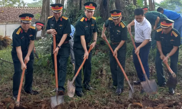 Các đại biểu động thổ khởi công tôn tạo, tu sửa Khu di tích lịch sử nơi thành lập Chi đoàn Thanh niên cứu quốc đầu tiên trong Quân đội, ngày 9/10