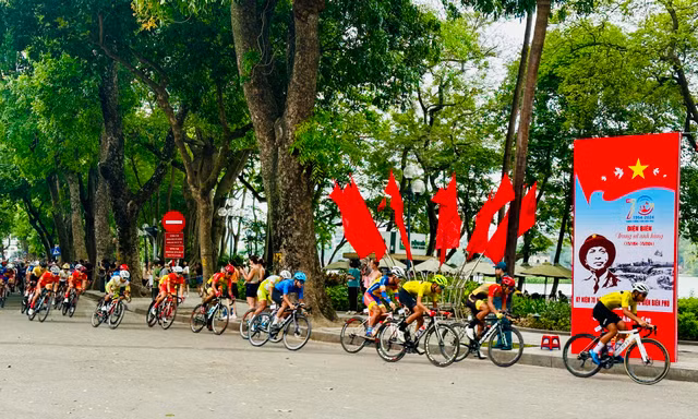 Khán giả Thủ đô 'khuấy đảo' giải đua xe đạp hướng về Điện Biên Phủ