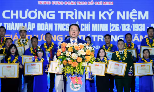 Xứng đáng là đội dự bị tin cậy của Đảng, trường học xã hội chủ nghĩa của thanh niên (*)