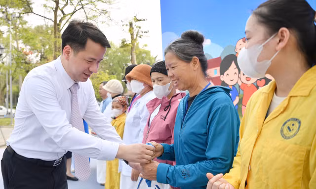 Thanh niên tiên phong đến những vùng khó, hỗ trợ chăm sóc sức khỏe bà mẹ và trẻ em