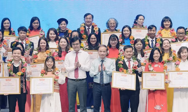 Tuyên dương 58 giáo viên vùng khó trong chương trình Chia sẻ cùng thầy cô năm 2023