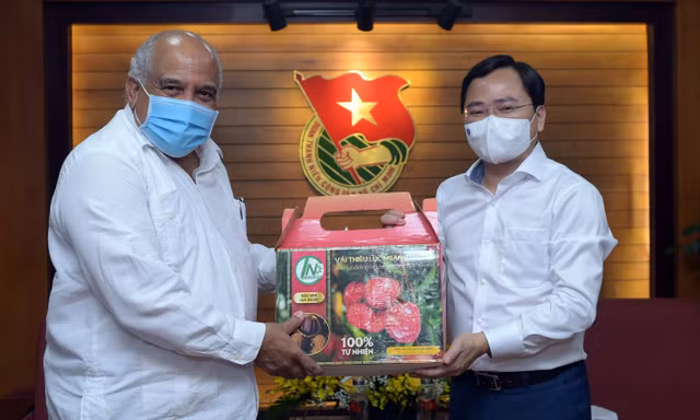 Anh Nguyễn Anh Tuấn tặng đặc sản vài thiều Lục Ngạn (Bắc Giang) tới ông Orlando Nicolás Hernández Guillén. Ảnh: Xuân Tùng