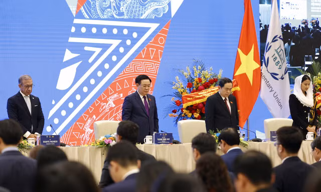 Đại biểu Hội nghị Nghị sĩ trẻ toàn cầu mặc niệm nạn nhân thiên tai, hỏa hoạn 
