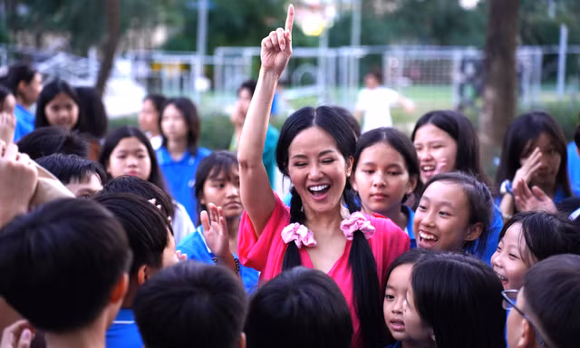 Học sinh trường Hy Vọng cùng diva Hồng Nhung hòa giọng 'Đưa cơm cho mẹ đi cày'