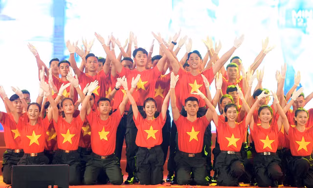 Sôi động liên hoan dân vũ Sắc màu tuổi trẻ Công an nhân dân
