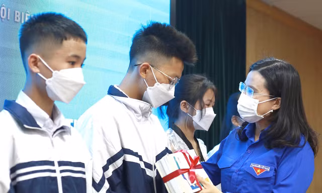 T.Ư Đoàn tặng quà học sinh, sinh viên tiêu biểu chương trình 'con nuôi đồn Biên phòng'