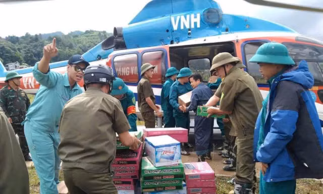 Trực thăng của Binh đoàn 18 vượt mưa gió cứu trợ người dân vùng lũ Cao Bằng