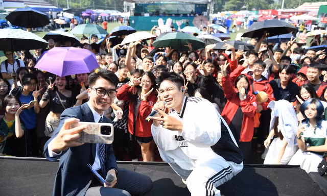 Rapper Phúc Du bùng nổ cùng khán giả với 'Next trên con Lexus' và 'Yêu anh đi mẹ anh bán bánh mì'