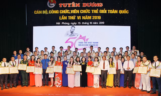 Năm 2020, giải thưởng được trao cho 56 gương. (Trong ảnh, lễ trao giải thưởng năm 2019)