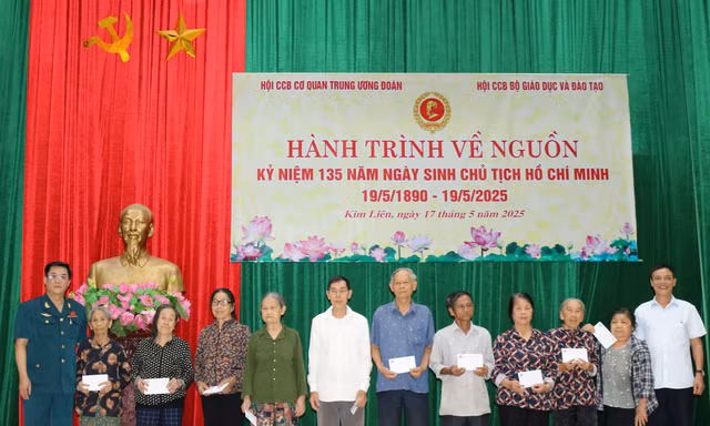 Hội Cựu chiến binh cơ quan T.Ư Đoàn tổ chức hành trình về nguồn tại Nghệ An