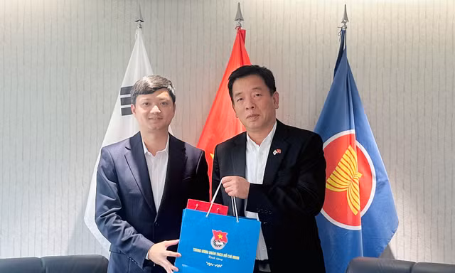 Đoàn công tác T.Ư Đoàn thăm Đại sứ quán Việt Nam tại Hàn Quốc