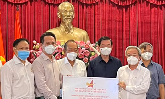 Hội Doanh nhân trẻ trao biển hỗ trợ bình oxy, túi quà an sinh, túi thuốc an sinh