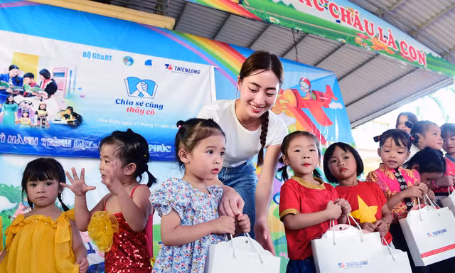 Hoa hậu Lương Thùy Linh chia sẻ cùng thầy cô và học sinh vùng khó Hòa Bình