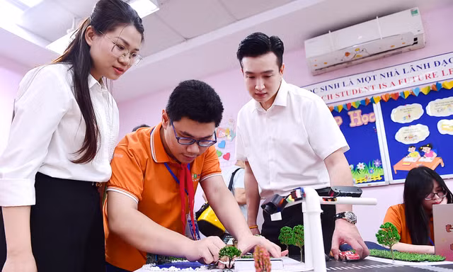 Hai học sinh lớp 8 thiết kế sản phẩm AI giải quyết ùn tắc giao thông 