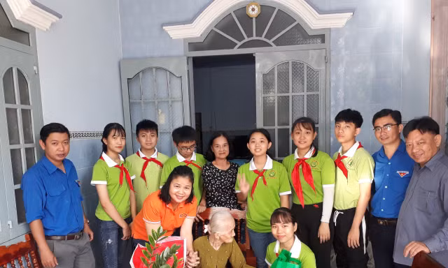 Bibica tặng 10 nghìn phần quà gia đình thương binh liệt sĩ, cựu chiến binh