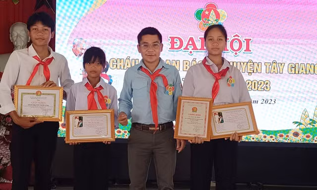 Thầy giáo trẻ Cơ Tu 'cõng' chữ về làng 