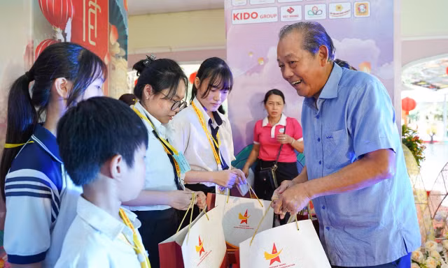 Trao xuân yêu thương cho 3.000 em nhỏ khó khăn