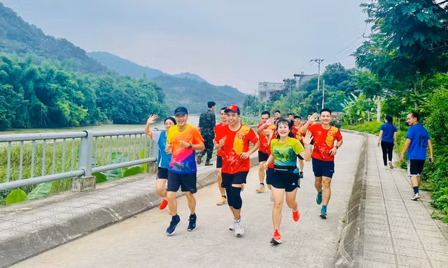 Thanh niên sải bước gây quỹ xây nhà văn hóa cộng đồng tặng đồng bào Giáy