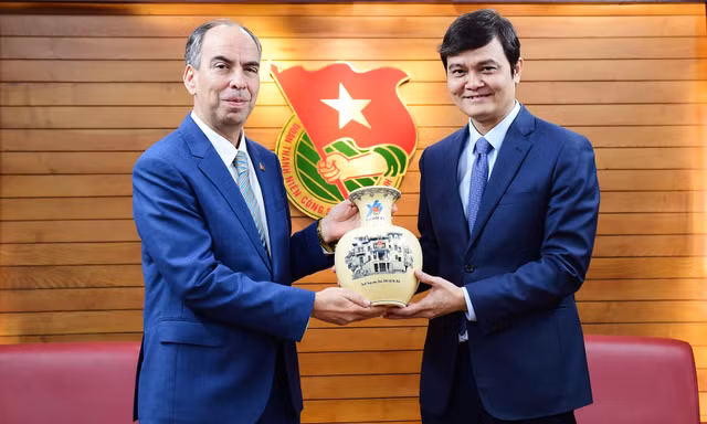 Bí thư thứ nhất Trung ương Đoàn tiếp tân Đại sứ Cuba tại Việt Nam