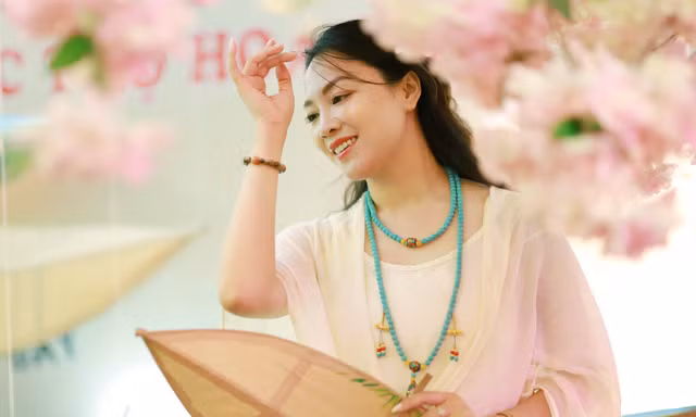 Giới trẻ Hà thành tạo dáng check-in lều diều khổng lồ