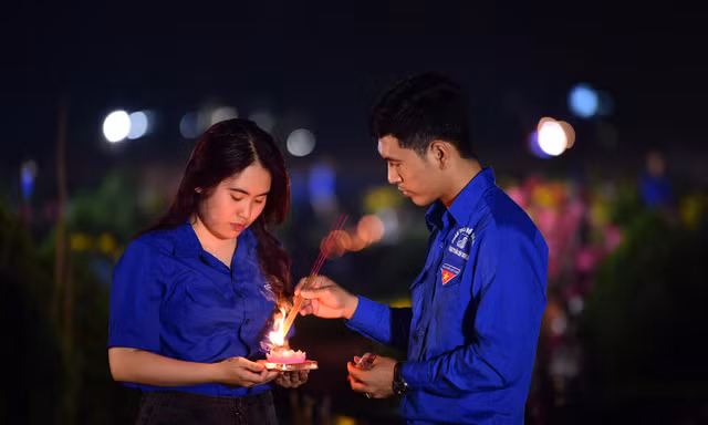 Lung linh ánh lửa tri ân cùng triệu trái tim tự hào ‘thắp sáng’ một dải non sông