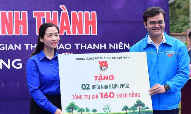 Tặng công trình thắp sáng đường quê, không gian thể thao thanh niên tại Tuyên Quang