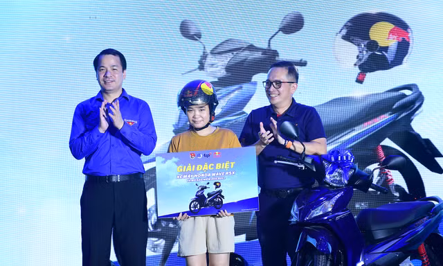 Dự đêm nhạc hội, thanh niên công nhân trúng thưởng xe máy