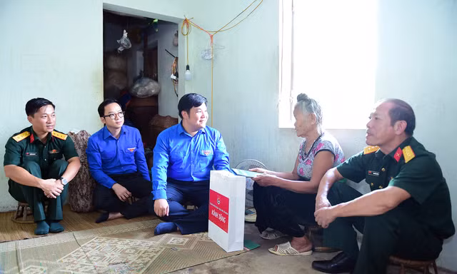 Trung ương Đoàn thăm, tặng quà gia đình thương binh, liệt sĩ tại Điện Biên
