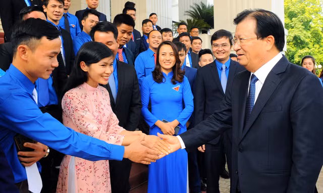 Phó Thủ tướng Chính phủ Trịnh Đình Dũng gặp gỡ 56 thanh niên nông thôn tiêu biểu