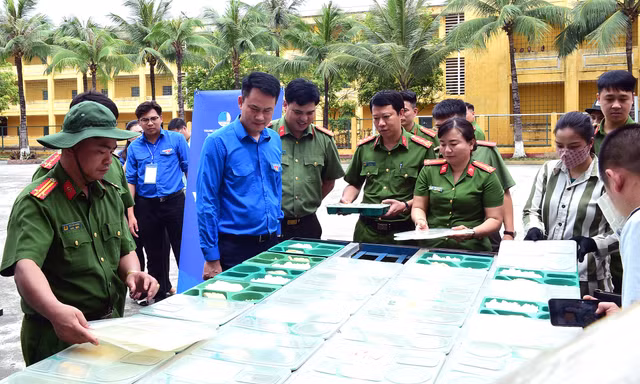 'Thắp sáng ước mơ hoàn lương' mang bữa cơm yêu thương đến trại giam