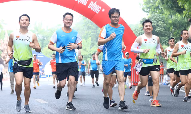 Bí thư thứ nhất T.Ư Đoàn chạy cùng thanh niên Thủ đô hưởng ứng 'Những bước chân vì cộng đồng'