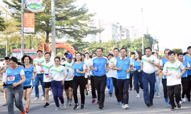 Đại biểu thanh niên Việt - Lào hưởng ứng chặng 7 'Những bước chân vì cộng đồng'
