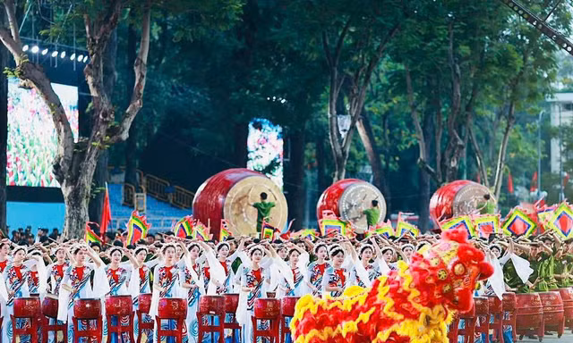 Gặp gen Z đánh trống sấm, múa cờ đại dịp đại lễ mừng non sông