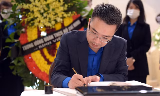 Bí thư T.Ư Đoàn Nguyễn Tường Lâm ghi sổ tang tưởng niệm cựu Thủ tướng Nhật Bản Shinzo Abe