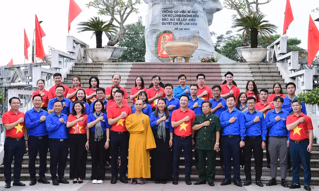 Hành trình Tôi yêu Tổ quốc tôi trao tặng cờ đỏ sao vàng, bản đồ Tự hào một dải non sông tại Hòa Bình