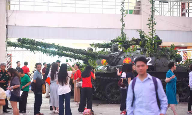 Giới trẻ check-in với xe tăng T54 huyền thoại trước giờ ‘Hẹn ước Bắc Nam’